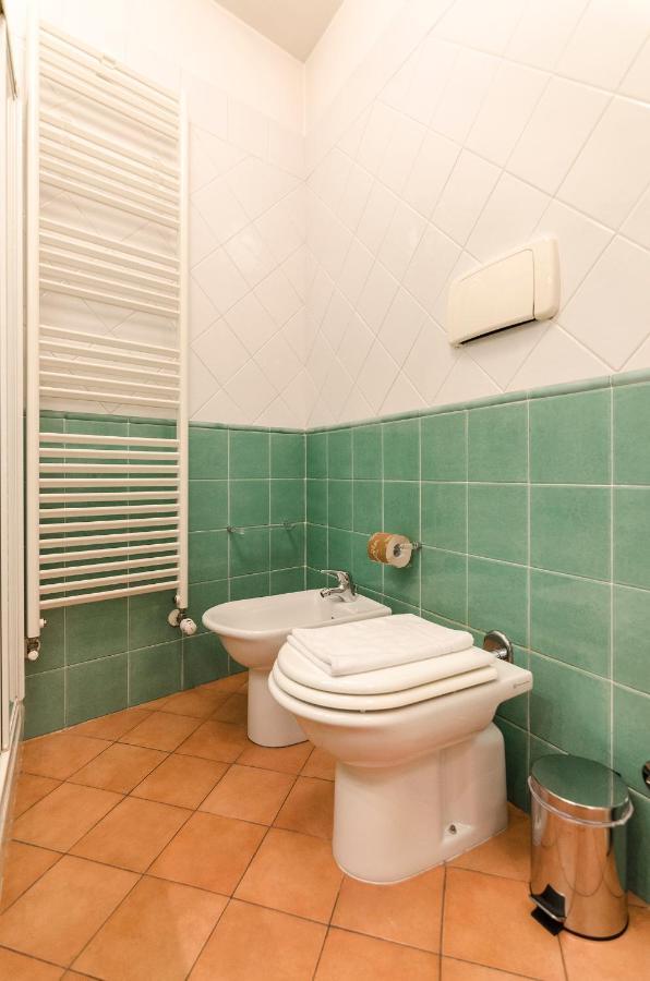 Flat 13: Elegante E Luminoso Con Terrazzo Privato Lägenhet Bologna Exteriör bild